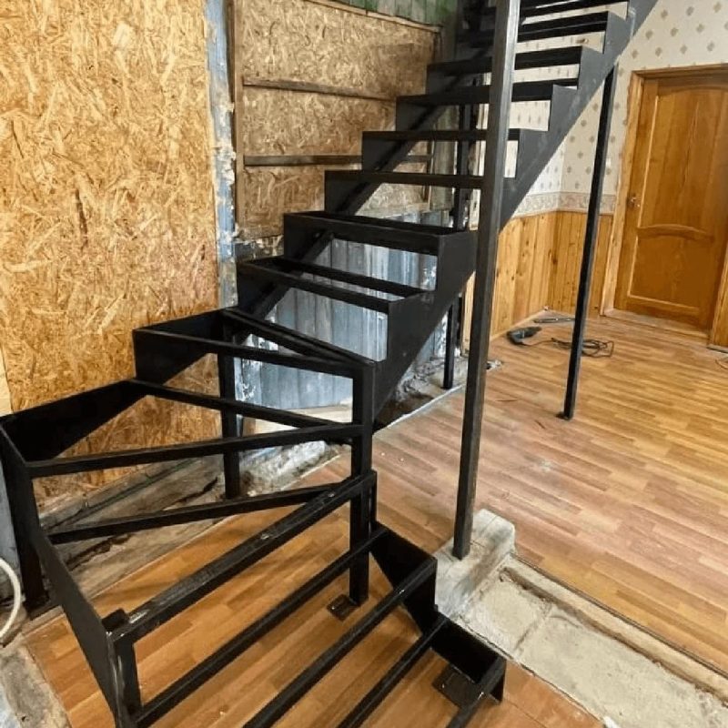 G-obraznyj-karkas-zheleznoj-lestnicy-v-karkasnom-dome-s-zabezhnymi-2.jpeg